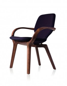 Cadeira Mia, criada pelo designer catarinense Jader Almeida para a Sollos, com sede em Princesa (SC). 