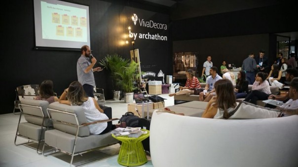 Michel Wajs, Head B2B do @vivadecora, comandou o pocket talk para arquitetos e designers de interiores sobre “como construir uma proposta de valor no momento de vender um trabalho”.
Foto: Tiago Simas | Divulgação 
