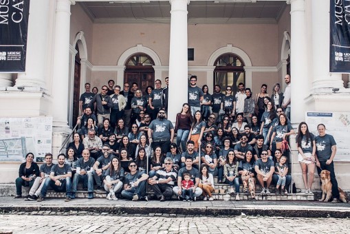 Parte do grande grupo que compõe o Movimento Traços Urbanos. Registro do evento Nossa Rua, realizado em novembro de 2016.  Foto: André Moecke | Divulgação 