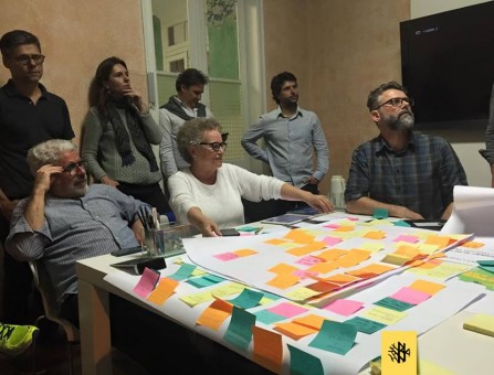 Na primeira reunião, o grande grupo já partiu para a organização das ideias e propostas, adotando a dinâmica do Design Thinking, para construção colaborativa de soluções. Foto: Divulgação