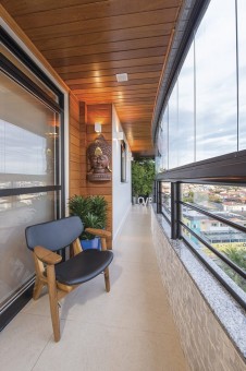 Na varanda do apartamento, a icônica poltrona Diz, de Sergio Rodrigues. Projeto de Karla Silva. Foto: Ronald T. Pimentel | Divulgação. 