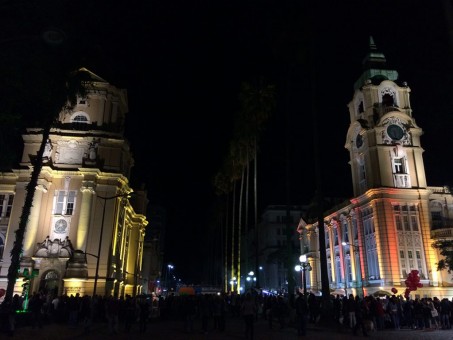 Na Praça da Alfândega, os prédios do Memorial e do MARGS.
Foto: Tatiana Gappmayer | cortesia 