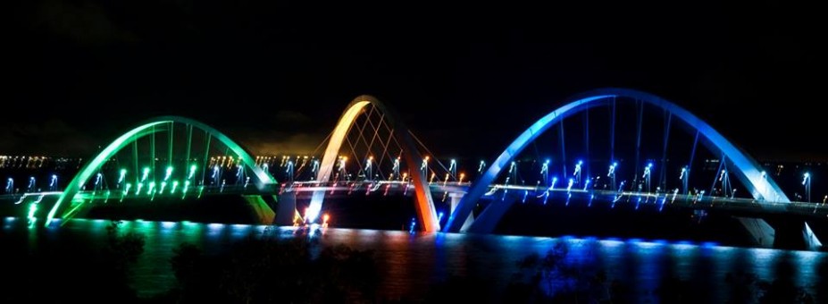 Ponte JK, obra do arquiteto Alexandre Chan, sobre o Lago Paranoá, criado artificialmente durante a construção da cidade.