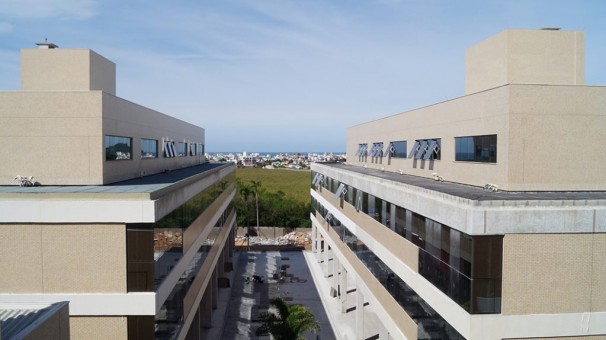 Projeto da Robson Nascimento Arquitetos distribuiu os espaços em três blocos e implantou centro de convenções no terraço, com vista para o mar. 
Foto: Juliano Zanotelli | Apoio Comunicação | Divulgação 