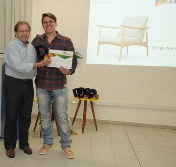 Designer Bruno Faucz, um dos vencedores da segunda edição, recebe o prêmio do secretário de estado de turismo, Valdir Walendowski. 