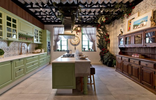 Cozinha Greennery, projetada por Diego Viali e Mirian Rodrigues com uma ambientação voltada ao resgate da memória, remetendo ao aconchego do espaço familiar. 