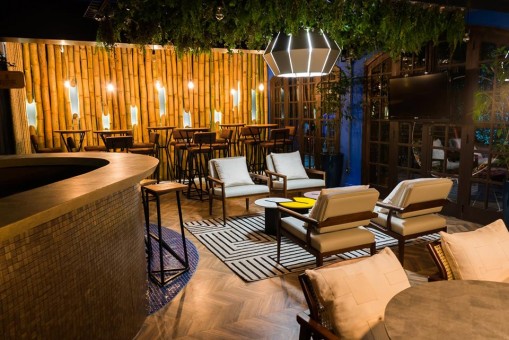  Com 80 m², o Quintal Lounge Bar, das arquitetas, Matilde Ihvens, Anelise Schmidt e Danara Peixoto, foi desenvolvido para encontros e descontração dos visitantes.