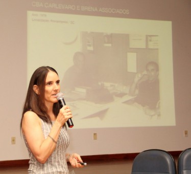 Arquiteta Silvana Carlevaro, filha de Yamandu Carlevaro, apresentou a trajetória profissional do arquiteto homenageado durante a solenidade. 
