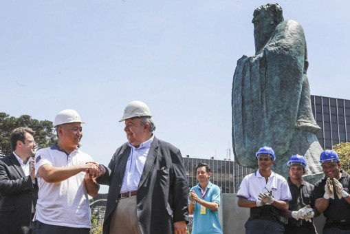 Prefeito de Curitiba, Rafael Greca, inaugura o Largo da China no com a instalação da estátua do mestre chinês Confúcio. 
Foto: Daniel Castellano / Divulgação SMCS