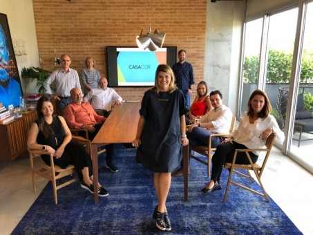 Juliana Pippi reúne os fornecedores do seu ambiente em seu escritório, em Florianópolis. Foto: Mariana Boro | Divulgação 