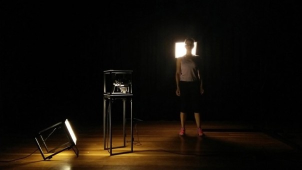 Móveis-luminárias: a cenografia do espetáculo Ilusões traz peças híbridas em metal e LED.
Foto:  Fábio Salvatti /Divulgação 