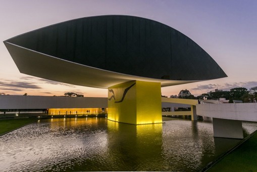 Museu do Olho - Oscar Niemeyer, em Curitiba - equilíbrio da Luz natural com a iluminação artificial