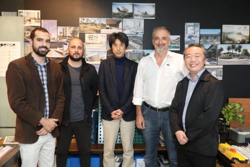 Mooto Komoda, ao centro, com os arquitetos do escritório Metroquadrado e com os diretores do Instituto Core de Música.