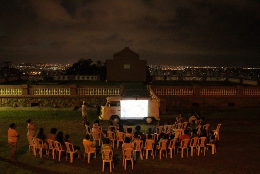 Cinekombi Murundu, no dia 16/09, às 18h, com exibição de três curtas sobre temáticas étnico-raciais no Parque Natural do Morro da Cruz. Ação proposta por Naiara Alice Bertoli. 
