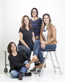 Coletivo Plataforma 4, formado pelas designers Amélia Tarozzo, Camila Fix, Flávia Pagotti Silva e pela gaúcha Rejane Carvalho Leite (de pé). 
