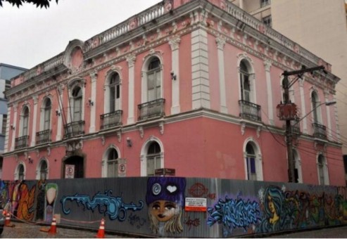 A cor rosada da fachada da antiga Casa de Câmara e Cadeia foi substituída pela original.

Foto: Divulgação PMF