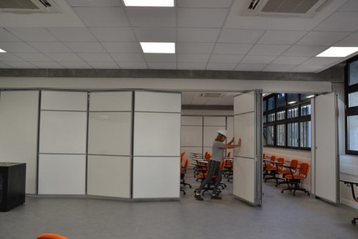 Ambiente interno ganhou divisórias móveis para permitir diferentes configurações. 

Foto: Monica Dawud/ Colégio Farroupilha