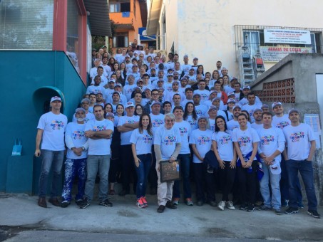 Grupo de voluntários que participaram da ação Monte Serrat Cor, capitaneada pelo Padre Vilson Groh, em julho de 2017 