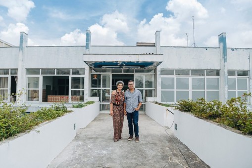 Marina Nessi e Pedro Ariel Santana, diretor de Relacionamento e Conteúdo da CASACOR, em frente ao antigo Aquacenter Batel, sede da CASACOR Paraná 2020. 

Foto:  Patrícia Amancio