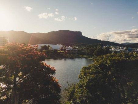 O Morro da Pedra
Branca, ícone
geográfico da Grande
Florianópolis: vista
privilegiada e fonte de
inspiração.