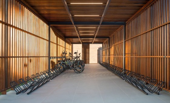 Bicicletário conta com seis bikes elétricas para compartilhamento entre os moradores. 