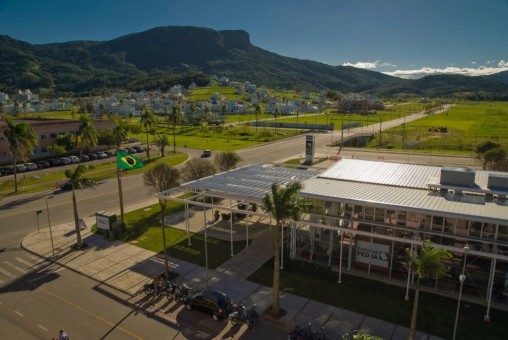 Prédio do showroom
sustentável da Pedra
Branca, projetado pelo
arquiteto Ricardo Monti.
Inaugurado em 2010,
apresenta um dos
primeiros sistemas
fotovoltaicos de
Santa Catarina.
