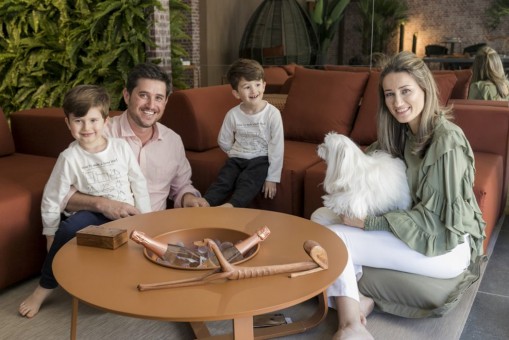 Silvana Margarin e Rafael Caramori com os filhos Benjamim e Joaquim e o cãozinho Dior, na "vitrine" criada por eles para a Masotti Floripa.