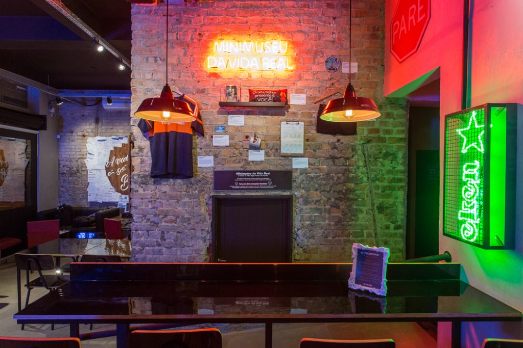 Novo bar em Porto Alegre apresenta conceito lúdico e bem-humorado | Revista  ÁREA